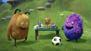 Kiwi und Strit spielen Fu&szlig;ball. Kiwi kennt zwar die Regeln des Spiels, aber Strit spielt lieber nach seinen eigenen Regeln.