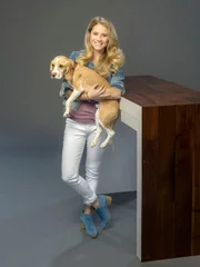 Die Hundebesitzerin Laura (Cassidy Gifford) muss sich mit dem Katzenbesitzer Spencer ein Haus teilen.