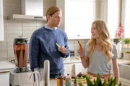 Die Hundebesitzerin Laura (Cassidy Gifford, re.) und der Katzenbesitzer Spencer (Wyatt Nash, li.) m&uuml;ssen sich ein Haus teilen.