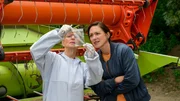 Kriminaltechnikerin Roswitha Prinzler (Silke Matthias, l.) hat am Mähdrescher eines verdächtigen Landwirts Blut- und Tierhaarspuren gesichert. Karoline Joost (Nike Fuhrmann, r.) vermutet, dass der Bauer beim Ernten ein Tier getötet hat. Wurde er dabei von der ermordeten Jägerin ertappt? Kriminaltechnikerin Roswitha Prinzler (Silke Matthias, l.) hat am Mähdrescher eines verdächtigen Landwirts Blut- und Tierhaarspuren gesichert. Karoline Joost (Nike Fuhrmann, r.) vermutet, dass der Bauer beim Ernten ein Tier getötet hat. Wurde er dabei von der ermordeten Jägerin ertappt?