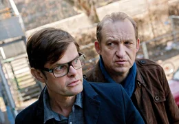 Robert (Peter Heinrich Brix) schw&ouml;rt seinen Kollegen Ludger (Lars Rudolph, li.) darauf ein, ihn bei Rita zu decken, der er vorgaukelt, der Chef des LKA zu sein.