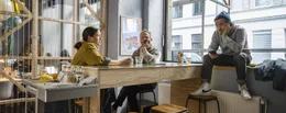 Wie schwierig ist Beziehung? Tim (Frederick Lau, r.) diskutiert mit seinem Chef Andreas (Maximilian Br&uuml;ckner, M.) und seiner Kollegin Charlie (Henriette Confurius, l.).