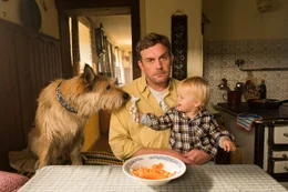 L-R: Franz Eberhofer (Sebastian Bezzel), Baby Paul (Luis Sosnowski).