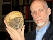 Wissenschaftler untersuchen Erbgut und menschliche &Uuml;berreste, von vermeintlichen Wunderkindern aus der Geschichte. Ist es m&ouml;glich, dass diese Kinder Zugang zu einer "Alien"-DNA haben?