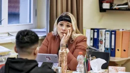 Dr. Corinna Wolf-Bartens in einem Gespr&auml;ch mit einem Sch&uuml;ler.