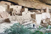 Im Nationalpark Mesa Verde im US-Bundesstaat Colorado siedeln Menschen bereits seit rund 1.500 Jahren. Schon früh wussten sie die dortigen Sandsteinvorkommen zu nutzen, wie die Felsenhäuser von Cliff Palace zeigen. Im Nationalpark Mesa Verde im US-Bundesstaat Colorado siedeln Menschen bereits seit rund 1.500 Jahren. Schon früh wussten sie die dortigen Sandsteinvorkommen zu nutzen, wie die Felsenhäuser von Cliff Palace zeigen.