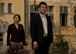 Erst sp&auml;t erf&auml;hrt Sara (Felicitas Woll, l.), warum David Karp (Torben Liebrecht, r.) so schonungslos die Schlie&szlig;ung der Filialen vorantreibt ...