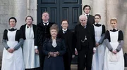 Mary (Maria Doyle Kennedy, l.), Sean Casey (Mark Williams, 3.v.l.), Mrs. Baker (Pauline Collins, 4.v.l.), Albert Nobbs (Glenn Close, m.), Patrick (James Greene, 4.v.r.), Emmy (Antonia Campbell-Hughes), 2.v.r.), Helen (Mia Wasikowska, r.)