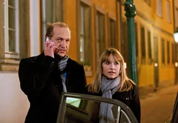 Eigentlich wollten sie nur zusammen essen &ndash; nun haben Robert (Peter Heinrich Brix) und Rita (Anica Dobra) die F&auml;hrte eines gesuchten Verbrechers aufgenommen.