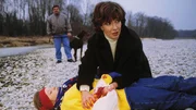 Bea (Isabelle von Siebenthal) konnte nicht verhindern, dass Iris (Jana Kilka) von einem Kampfhund angefallen wurde. Sie ist schwer verletzt ... Bea (Isabelle von Siebenthal) konnte nicht verhindern, dass Iris (Jana Kilka) von einem Kampfhund angefallen wurde. Sie ist schwer verletzt ...