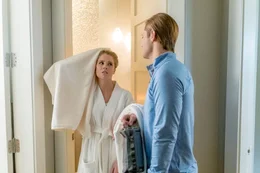 Die Hundebesitzerin Laura (Cassidy Gifford, li.) und der Katzenbesitzer Spencer (Wyatt Nash, re.) m&uuml;ssen sich ein Haus teilen.