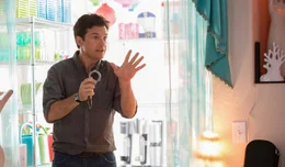 Sandy Patterson (Jason Bateman) muss feststellen, dass er nicht der Einzige ist, der Diana f&uuml;r ihre Betr&uuml;gereien zur Rechenschaft ziehen will...