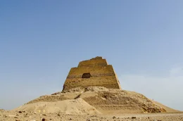 Meidum ist eine alt&auml;gyptische Nekropole und Standort der Meidum-Pyramide, erbaut unter Pharao Snofru.