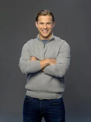 Die Hundebesitzerin Laura und der Katzenbesitzer Spencer m&uuml;ssen sich ein Haus teilen.