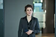 Opferanw&auml;ltin Britta Riedle (Lea Willkowsky) k&uuml;ndigt die Ankunft der Zeugin an.