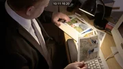 Der Detektiv sieht sich die Bilder des Ermordeten an.