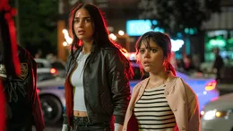 Nach den traumatischen Erlebnissen in Woodsboro hoffen die Schwestern Sam (Melissa Barrera, li.) und Tara (Jenna Ortega)  in New York ein neues Leben bekinnen zu k&ouml;nnen.