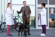 Holger Meyer (J&ouml;rg Bundschuh) m&ouml;chte zu seiner Frau. Er bittet Julia Berger (Mirka Pigulla) und Dr. Leyla Sherbaz (Sanam Afrashteh) auf seine H&uuml;ndin "Petra" aufzupassen.