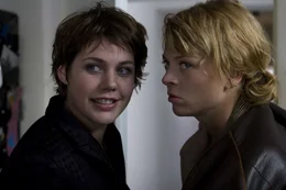 Mit Rat und Tat steht Nick (Isabell Gerschke, r.) Sara (Felicitas Woll, l.) zur Seite. Denn sie glaubt fest daran, dass ihre Freundin die Schlie&szlig;ung der Boutique verhindern kann ...