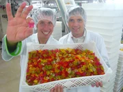 Willi in der Gummib&auml;rchenfabrik mit Produktionsleiter Marcus Walz, Neuburg vorm Wald.