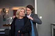 Galant hilft Thomas Zuhse (Oliver Wnuk, r.) Isa von Brede (Sabine Postel, l.) in den Mantel. Galant hilft Thomas Zuhse (Oliver Wnuk, r.) Isa von Brede (Sabine Postel, l.) in den Mantel.