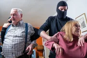 Ein Ehepaar in den Fängen von Räubern. Die Täter schlagen mitten am Tag zu. Ein Ehepaar in den Fängen von Räubern. Die Täter schlagen mitten am Tag zu.