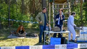 Eine Waldbaderin hat am Fuße eines Hochsitzes die Leiche von Jägerin Lotte Brede (Komparsin, 2.v.l.) entdeckt. Dr. Helene Sturbeck (Katharina Blaschke, l.) schließt einen Unfall aus. Kriminalhauptkommissar Lars Pöhlmann (Dominic Boeer, M.) wundert sich, dass Kollegin Karoline Joost (Nike Fuhrmann, 2.v.r.) trotz ihres freien Tages vor Ort ist, doch die hält sich bedeckt. War sie wirklich nur zufällig in der Nähe? Eine Waldbaderin hat am Fuße eines Hochsitzes die Leiche von Jägerin Lotte Brede (Komparsin, 2.v.l.) entdeckt. Dr. Helene Sturbeck (Katharina Blaschke, l.) schließt einen Unfall aus. Kriminalhauptkommissar Lars Pöhlmann (Dominic Boeer, M.) wundert sich, dass Kollegin Karoline Joost (Nike Fuhrmann, 2.v.r.) trotz ihres freien Tages vor Ort ist, doch die hält sich bedeckt. War sie wirklich nur zufällig in der Nähe?