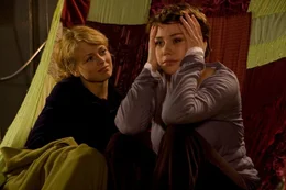 Immer wieder best&auml;rkt Nick (Isabell Gerschke, l.) ihre Freundin Sara (Felicitas Woll, r.), durchzuhalten. Sie ahnt jedoch nicht, dass Sara sich l&auml;ngst in ihren &auml;rgsten Widersacher verliebt hat ...