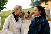 "Schlosshotel Orth", "Neuanf&auml;nge." Anja Wagner musste vor einem Jahr nach einem Reitunfall ihr Pferd Chagall verkaufen. Nun sieht sie es wieder und stellt fest, dass ihre Liebe zu dem Tier ungebrochen ist. Felix und Ruth versuchen nach ihrer Scheidung jeder f&uuml;r sich ihr Leben neu zu ordnen. Eva hat sich entschlossen, den "&Auml;rzten ohne Grenzen" nach Mali zu folgen. Eine kurzfristige Zusage der Reha-Klinik gef&auml;hrdet die Hochzeit von Max und Iris. Im Bild (v.li.): Anja Sch&uuml;te (Claudia Singer), Isabel Karajan (Anja Wagner).