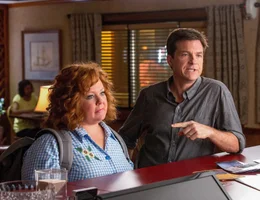 Sandy (Jason Bateman) will die Identit&auml;tsdiebin Diana (Melissa McCarthy) nach Denver bringen, damit ihr dort der Prozess gemacht werden kann.