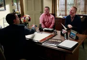 v.li.: Mr. Quigley (Matt Crabtree), Cameron Tucker (Eric Stonestreet), Mitchell Pritchett (Jesse Tyler Ferguson).