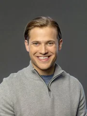 Die Hundebesitzerin Laura und der Katzenbesitzer Spencer m&uuml;ssen sich ein Haus teilen.