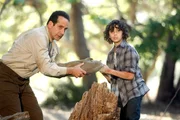 Bei dem Campingausflug werden Monk (Tony Shalhoub, l.) und Brian (Alex Wolff) von einem Bären überrascht... Bei dem Campingausflug werden Monk (Tony Shalhoub, l.) und Brian (Alex Wolff) von einem Bären überrascht...