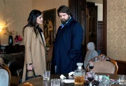 Staatsanwältin Claudia Strauss (Bettina Zimmermann) bietet Benni Hornberg (Antoine Monot, Jr.) bei der Begehung des Tatorts in einer Edelvilla einen Deal für seine Mandantin an. Staatsanwältin Claudia Strauss (Bettina Zimmermann) bietet Benni Hornberg (Antoine Monot, Jr.) bei der Begehung des Tatorts in einer Edelvilla einen Deal für seine Mandantin an.