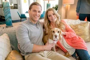 Die Hundebesitzerin Laura (Cassidy Gifford, re.) und der Katzenbesitzer Spencer (Wyatt Nash, li.) m&uuml;ssen sich ein Haus teilen.