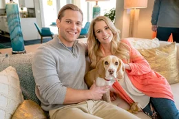 Die Hundebesitzerin Laura (Cassidy Gifford, re.) und der Katzenbesitzer Spencer (Wyatt Nash, li.) m&uuml;ssen sich ein Haus teilen.