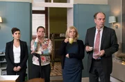 Verschnaufpause in der Kanzlei: Yasmin (Sophie Dal, l.), Gudrun (Katrin Pollitt, 2.v.l.), Isa von Brede (Sabine Postel, 2.v.r.) und Markus Gellert (Herbert Knaup, r.). Verschnaufpause in der Kanzlei: Yasmin (Sophie Dal, l.), Gudrun (Katrin Pollitt, 2.v.l.), Isa von Brede (Sabine Postel, 2.v.r.) und Markus Gellert (Herbert Knaup, r.).