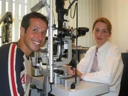 Um zu schauen, wie gut er sehen kann, l&auml;sst sich Reporter Willi seine Augen untersuchen. Zum Gl&uuml;ck gibt es f&uuml;r ihn keine Probleme.