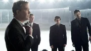 Nathan Ford (Timothy Hutton, l.) nimmt Kontakt zu dem dubiosen Teamchef einer Eishockey-Mannschaft auf und &uuml;berzeugt diesen, einen neuen Spieler in sein Team aufzunehmen.
