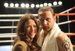 Eigentlich hat Anne (Alexandra Neldel, l.) mit Boxern, auch mit Geld eintreibenden Ex-Boxern, absolut nichts am Hut. Doch als sie Karl (Hendrik Duryn, r.) n&auml;her kennen lernt, wird ihr klar, dass sie die Pension nur mit seiner Hilfe retten kann ...
