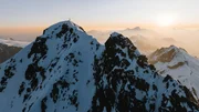 Bergpanorama im Sonnenaufgang bei Dreharbeiten im BGW Bergwinter Südtirol, Weißkugel, Vinschgau, Südtirol, Italien am 12.06.2025. Bergpanorama im Sonnenaufgang bei Dreharbeiten im BGW Bergwinter Südtirol, Weißkugel, Vinschgau, Südtirol, Italien am 12.06.2025.