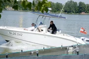 Das Lokal, in dem das Verbrechen begangen wurde, liegt an der Donau. Oberstleutnant Helmuth Nowak (Gregor Seberg, l.) und Major Carl Ribarski (Stefan Jürgens, r.) sind mit dem Schnellboot der Polizei auf dem Weg dorthin. Das Lokal, in dem das Verbrechen begangen wurde, liegt an der Donau. Oberstleutnant Helmuth Nowak (Gregor Seberg, l.) und Major Carl Ribarski (Stefan Jürgens, r.) sind mit dem Schnellboot der Polizei auf dem Weg dorthin.