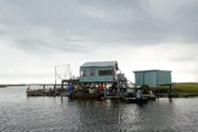 Noch erstreckt sich das Marschland Louisianas bis zum Golf von Mexiko. Doch jede Stunde schlucken die Fluten eine Fläche so groß wie ein Fußballfeld. Noch erstreckt sich das Marschland Louisianas bis zum Golf von Mexiko. Doch jede Stunde schlucken die Fluten eine Fläche so groß wie ein Fußballfeld.