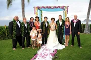 Feiern gemeinsam mit Chin Ho (Daniel Dae Kim, M.) und Malia (Reiko Aylesworth, 4.v.r.) den sch&ouml;nsten Tag im Leben: Kamekona (Taylor Wily, l.), Danny (Scott Caan, 2.v.l.), Max Bergman (Masi Oka, 3.v.l.), Kono (Grace Park, 4.v.l.), McGarrett (Alex O'Loughlin, 3.v.r.), Lori Weston (Lauren German, 2.v.r.) und Joe White (Terry O'Quinn, r.) ...