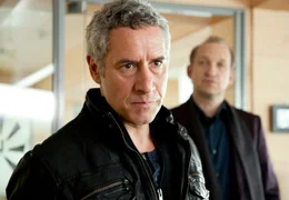 Der Macho-Polizist Horst Hoff (Ralph Herforth, l.) ist das genaue Gegenteil seines sanftm&uuml;tigen Kollegen Robert (Peter Heinrich Brix r.).