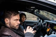 Leo Oswald (Wanja Mues) und Taxifahrerin Madeleine Ley (Minh-Khai Phan-Thi) beschatten von einem Taxi aus den verdächtigen Norbert Rath. Leo Oswald (Wanja Mues) und Taxifahrerin Madeleine Ley (Minh-Khai Phan-Thi) beschatten von einem Taxi aus den verdächtigen Norbert Rath.