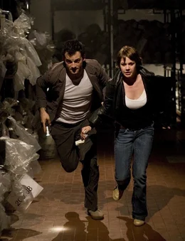 Jetzt aber nichts wie raus: Sara (Felicitas Woll, r.) und David (Torben Liebrecht, l.) ...