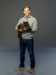 Der Katzenbesitzer Spencer (Wyatt Nash) muss sich mit der Hundebesitzerin Laura ein Haus teilen.