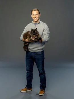 Der Katzenbesitzer Spencer (Wyatt Nash) muss sich mit der Hundebesitzerin Laura ein Haus teilen.