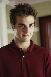 (6. Staffel) - Bringt Probleme mit sich: Danny Bolen (Beau Mirchoff), der mit seiner Familie neu in die Wisteria Lange gezogen ist ...